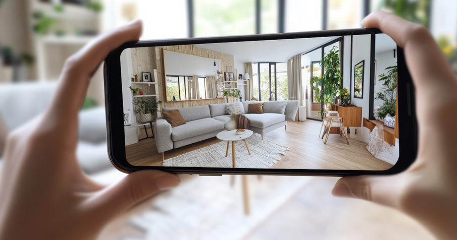 Blick auf ein Wohnzimmer durch das Handydisplay während eine Fotoaufnahme