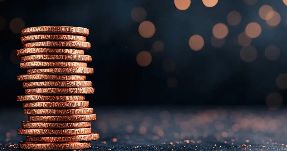 Ein gleichmäßiger Stapel glänzender Kupfermünzen auf dunkler, glitzernder Oberfläche. Es repräsentiert die transparenten Preise der KI-Funktionen in immoprofessional. Ein gleichmäßiger Stapel glänzender Kupfermünzen auf dunkler, glitzernder Oberfläche. Es repräsentiert die transparenten Preise der KI-Funktionen in immoprofessional.