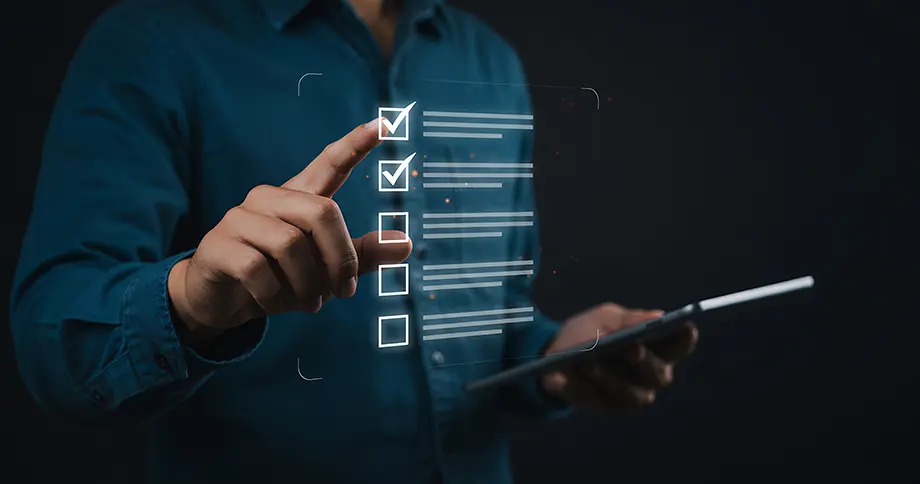 Mann tippt eine von fünf Checkboxen einer digitalen Checkliste an. Symbolisch für die neuen Auswahlfelder in Objektbeschreibungen in immoprofessional. Mann tippt eine von fünf Checkboxen einer digitalen Checkliste an. Symbolisch für die neuen Auswahlfelder in Objektbeschreibungen in immoprofessional.